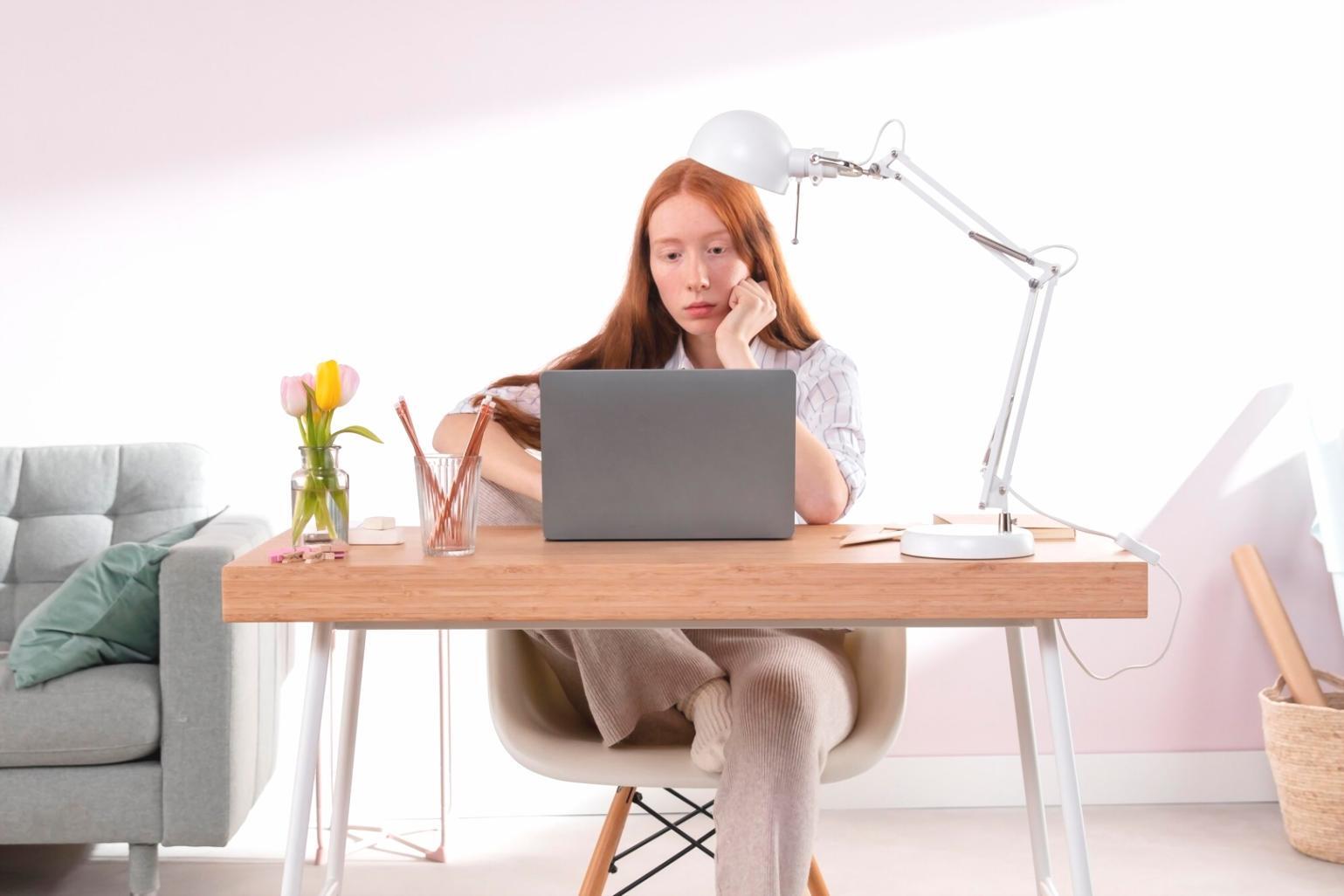 Espace de travail avec documents financiers et ordinateur portable